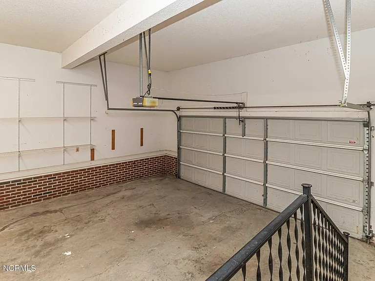 210 N Marion Dr — Photo 12