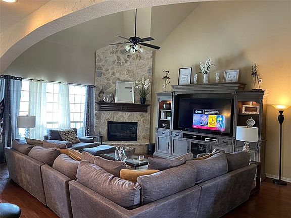 5th image of 924 Danbury Dr