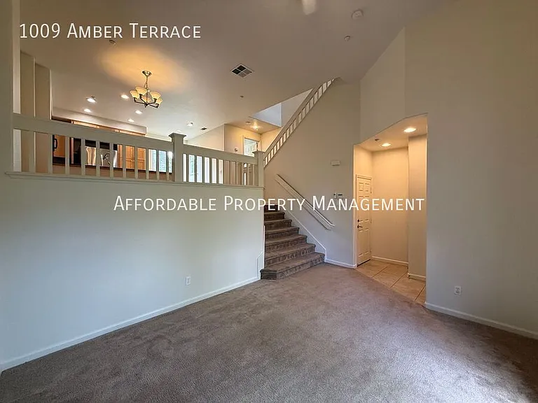 1009 Amber Ter — Photo 3