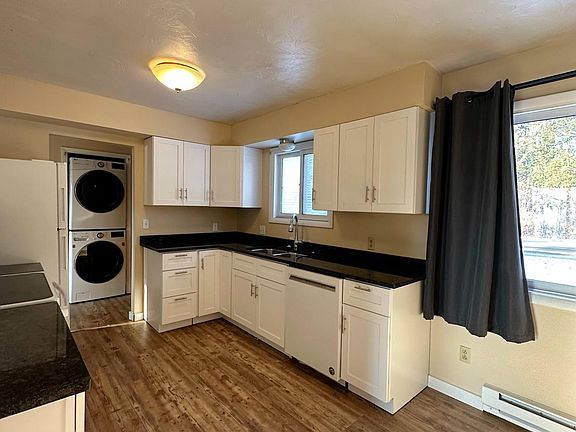 New kitchen with gorgeous granite counter tops!