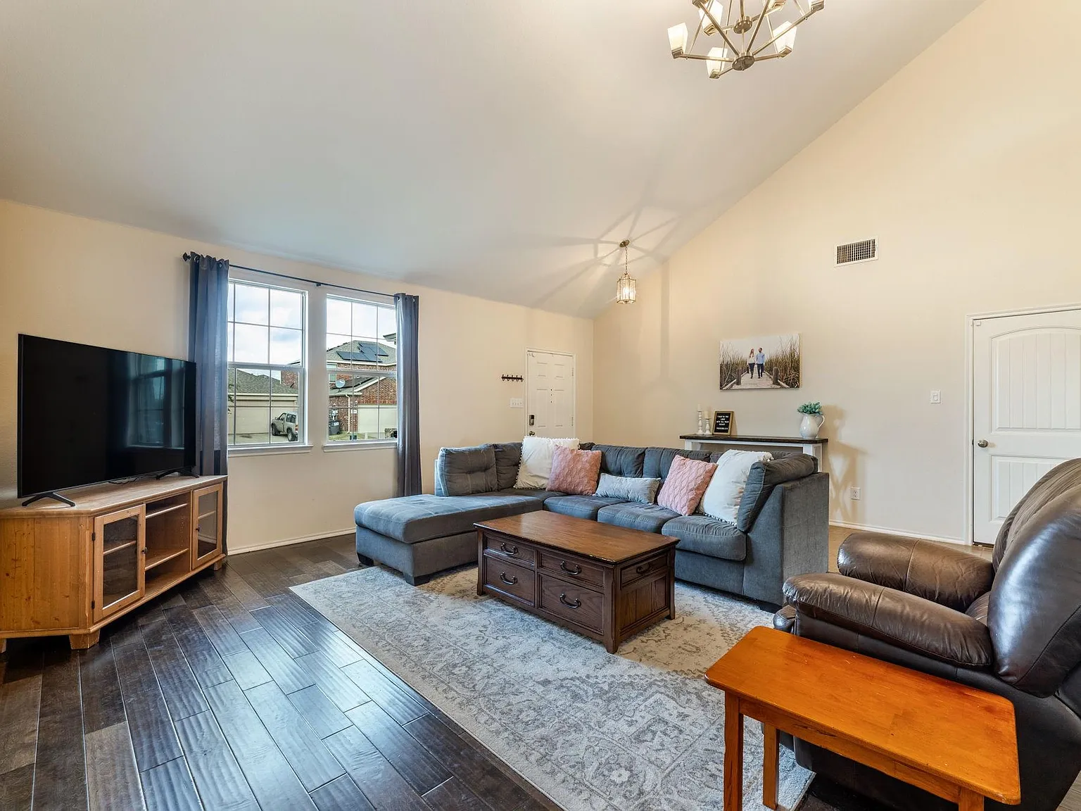 4 bed, 2.5 bath, 2119 sqft, $2,100 — Photo 3