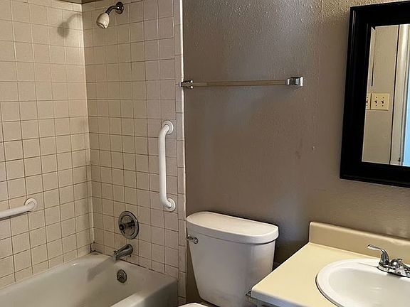 5th image of 924 E 5th St #930
