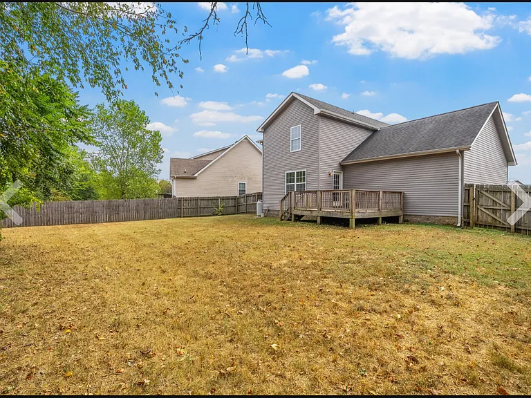 546 Falkland Cir — Photo 4