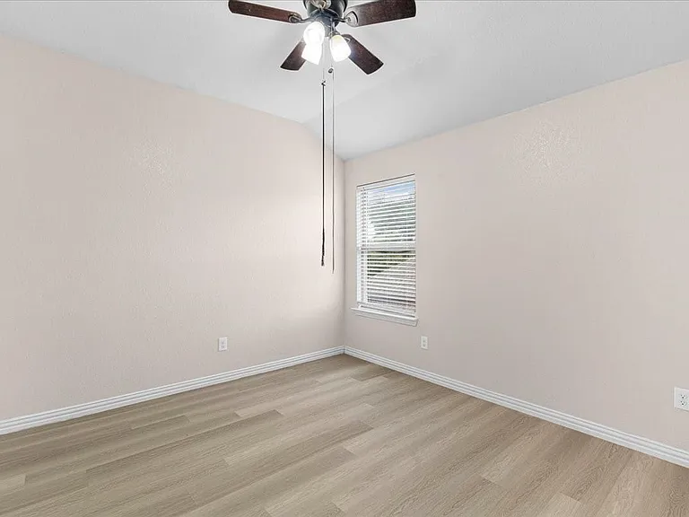 710 Woodcrest Dr — Photo 17