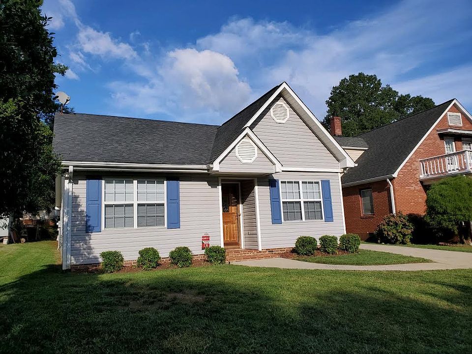 Front view of house, paved driveway & walkway 9/22