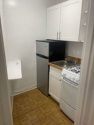 4th image of 340 E 49th St APT 5D