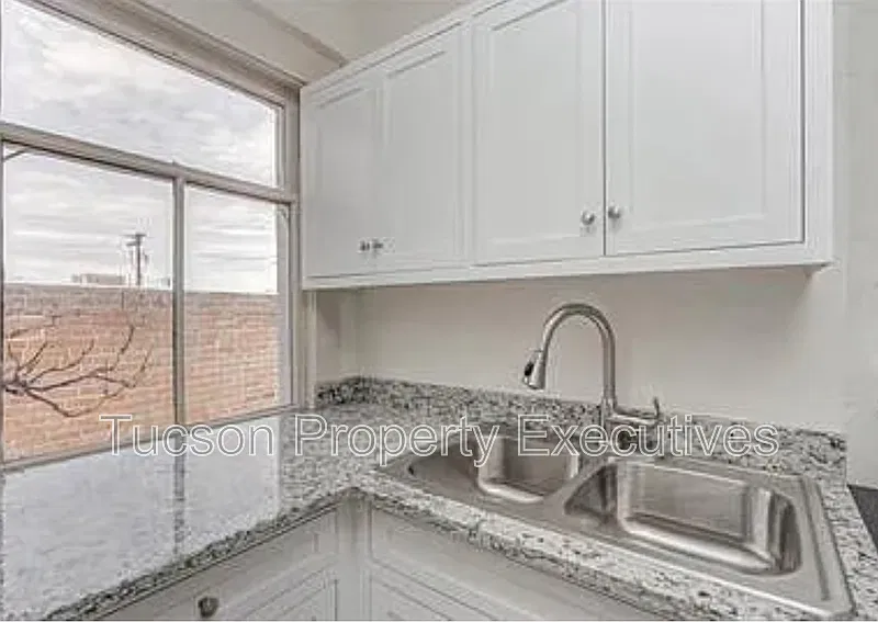 2 bed, 1.0 bath, 1000 sqft, $1,700 — Photo 2