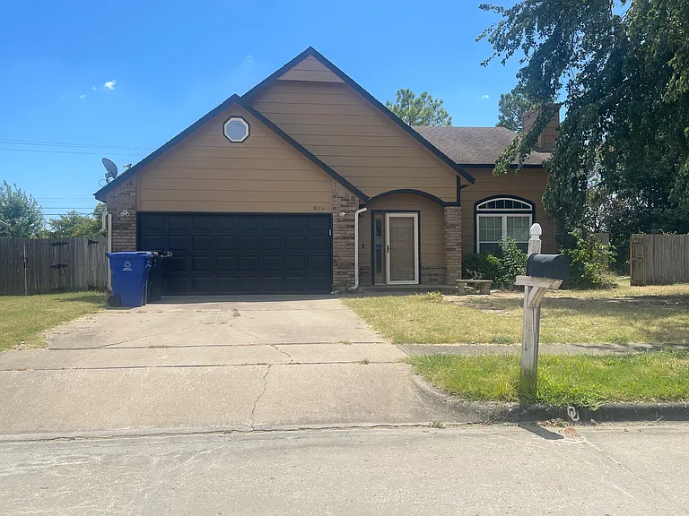 813 E Indianapolis St — Photo 2