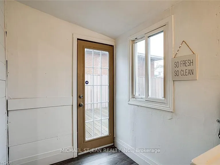 24 Vansitmart Ave — Photo 19