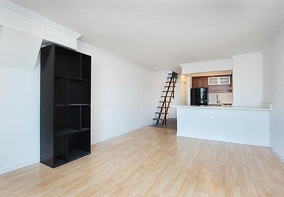 3rd image of 184 Thompson St APT 6O