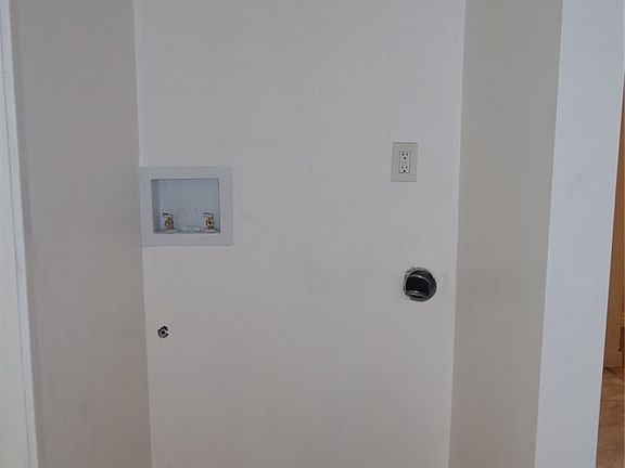 4th image of 1850 W Arlington St