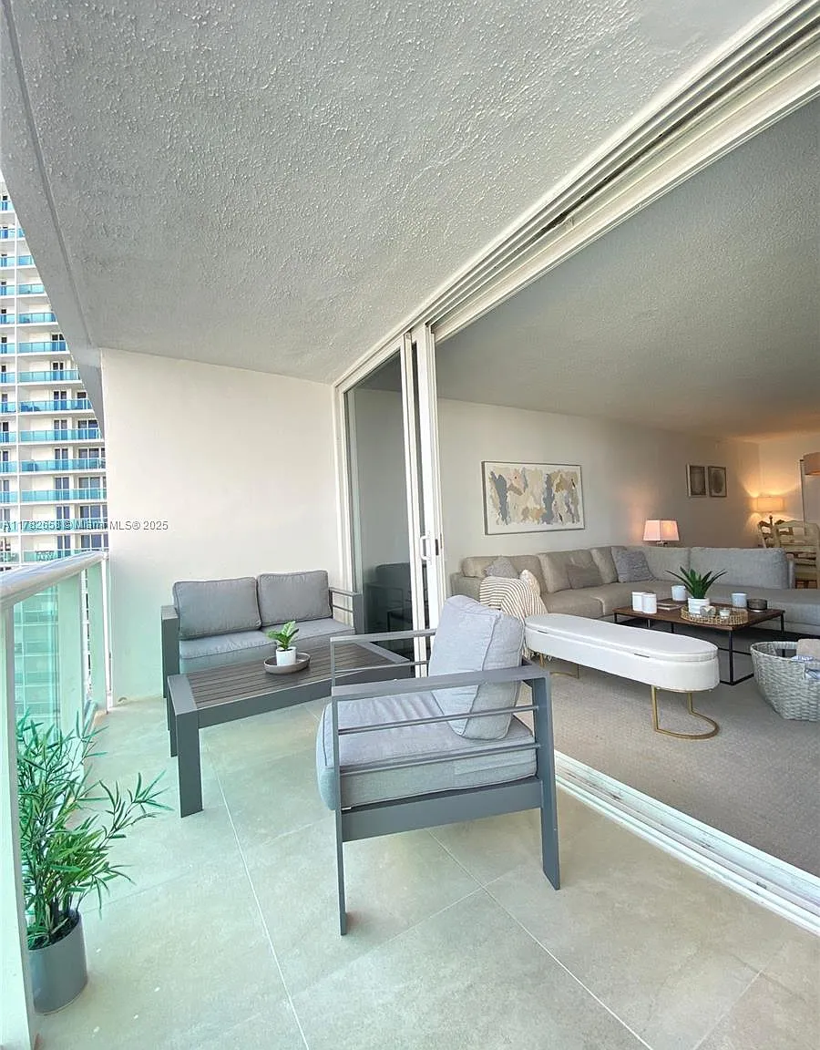 Arlen House East Condo — Photo 3