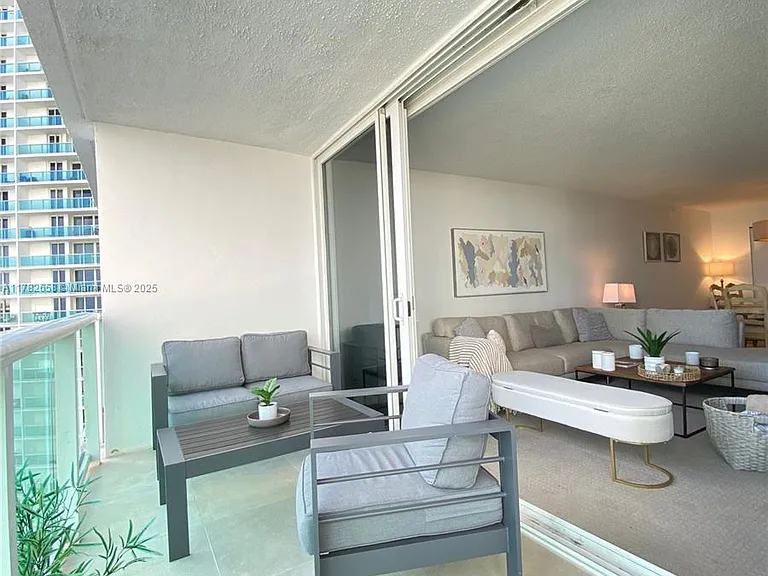 100 Bayview Dr #906 — Photo 3
