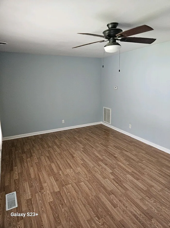 3 bed, 1.0 bath, 950 sqft, $1,250 — Photo 2