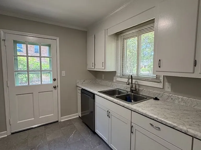 411 Croft St — Photo 9
