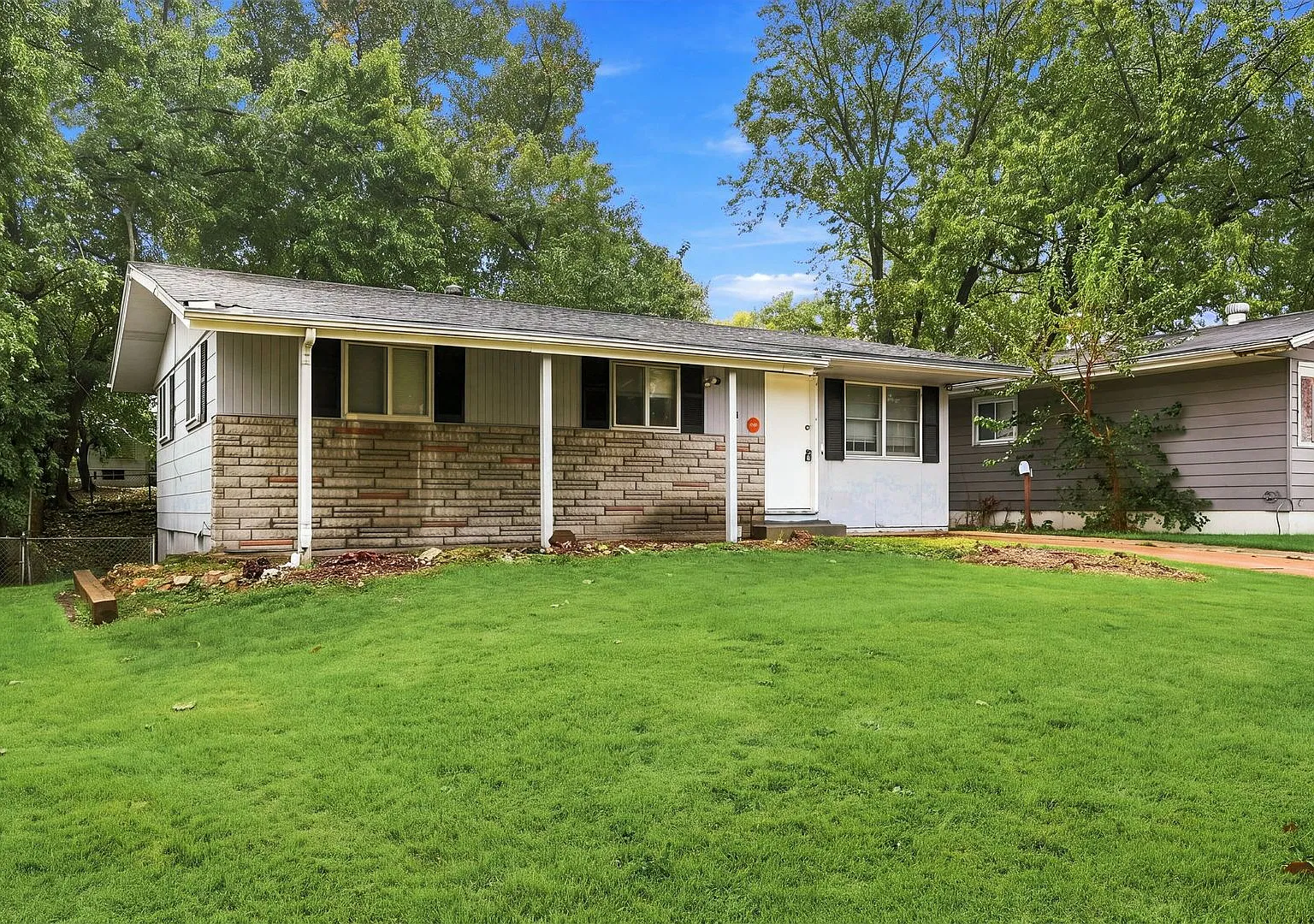 Charming 3-Bedroom Home Section 8 Welcome! — Photo 3
