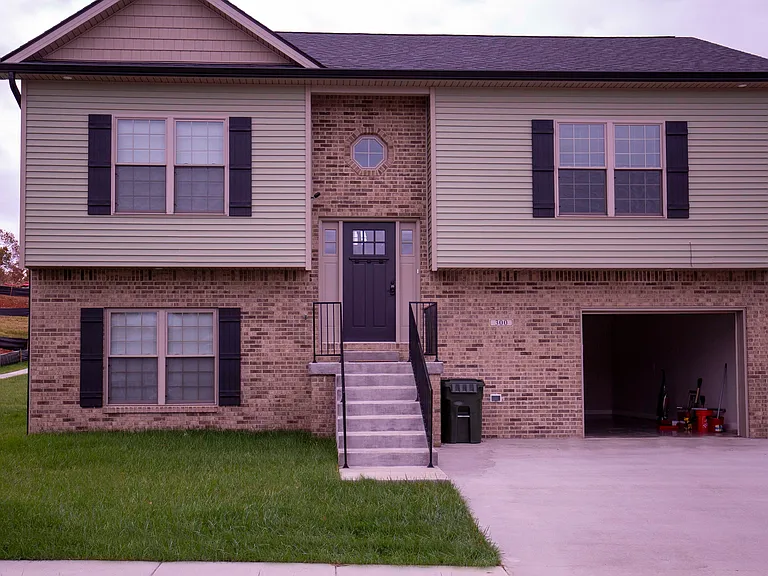 300 Turner Ct — Photo 1