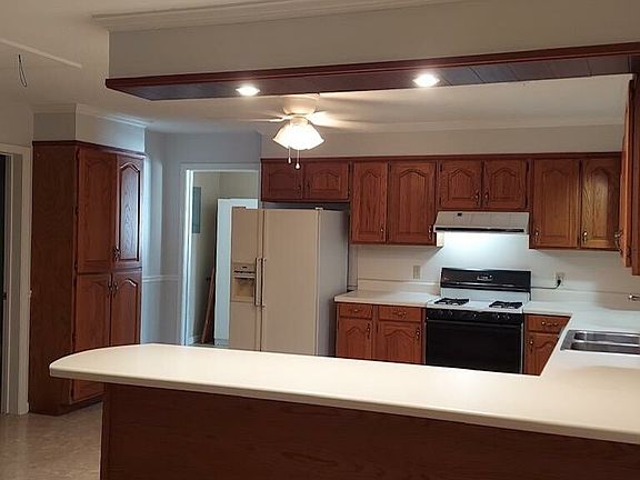 5th image of 816 W Pecan St