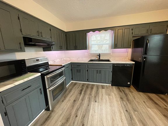4th image of N169W20360 Georgetown Dr #20360