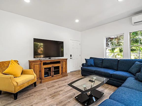 5th image of 2522 S Dunsmuir Ave #2522
