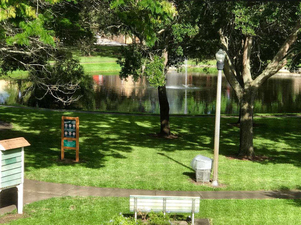 Beautiful view of Round Lake Park and Fountain