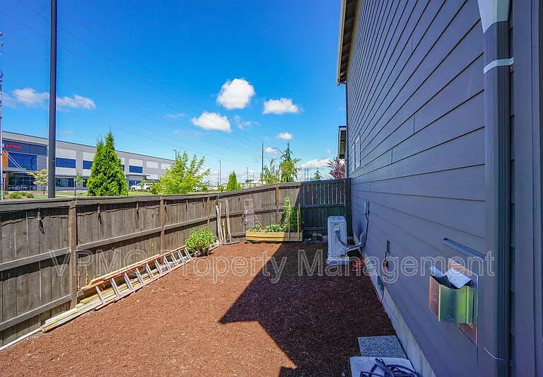 8501 N 1st St — Photo 37