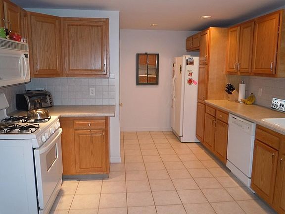 2nd image of 724 Lynnfield St
