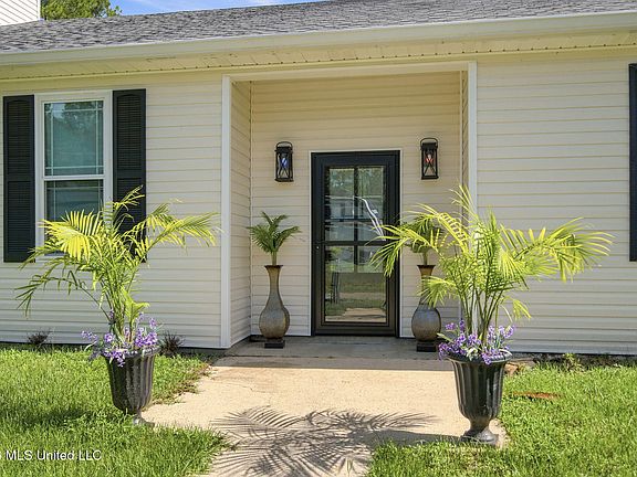 3rd image of 6043 Holly Dr
