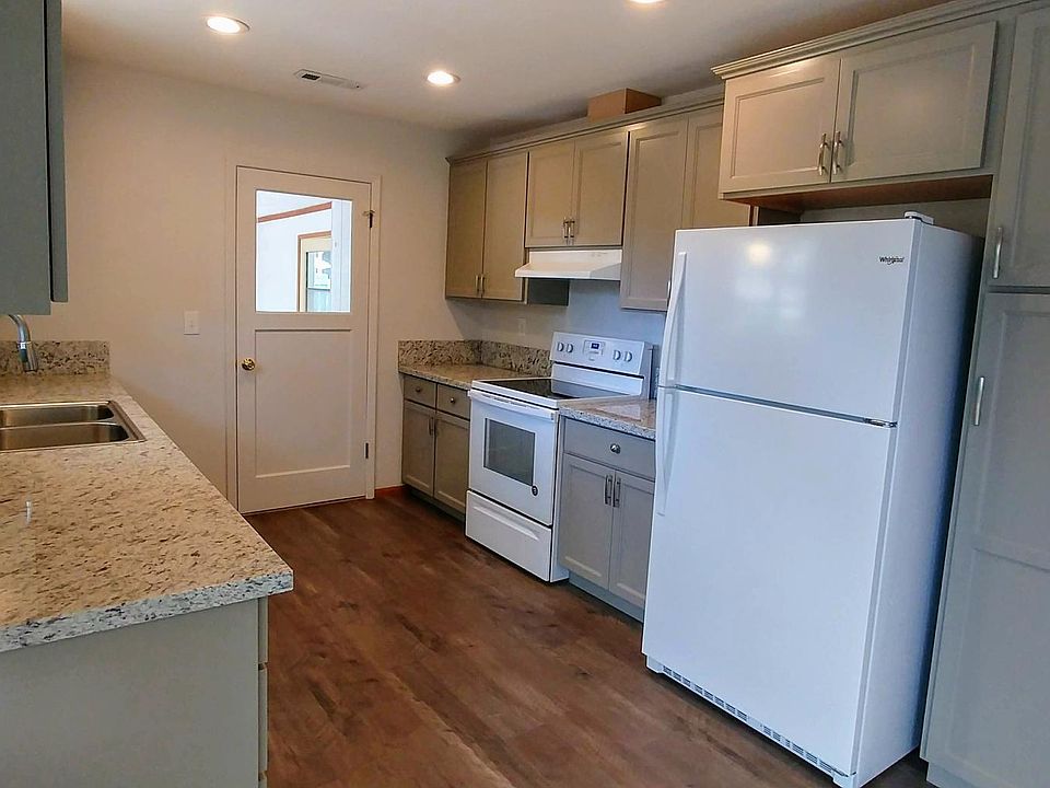 1st image of 520 Blackstone Aly