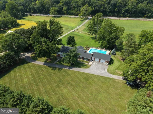 10939 Mapleville Rd, Hagerstown, MD 21742