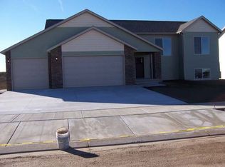 1801 Canyon Rd, Mandan, ND 58554