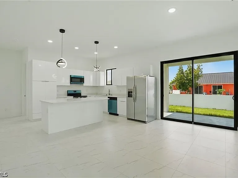 472 Rajah St — Photo 9