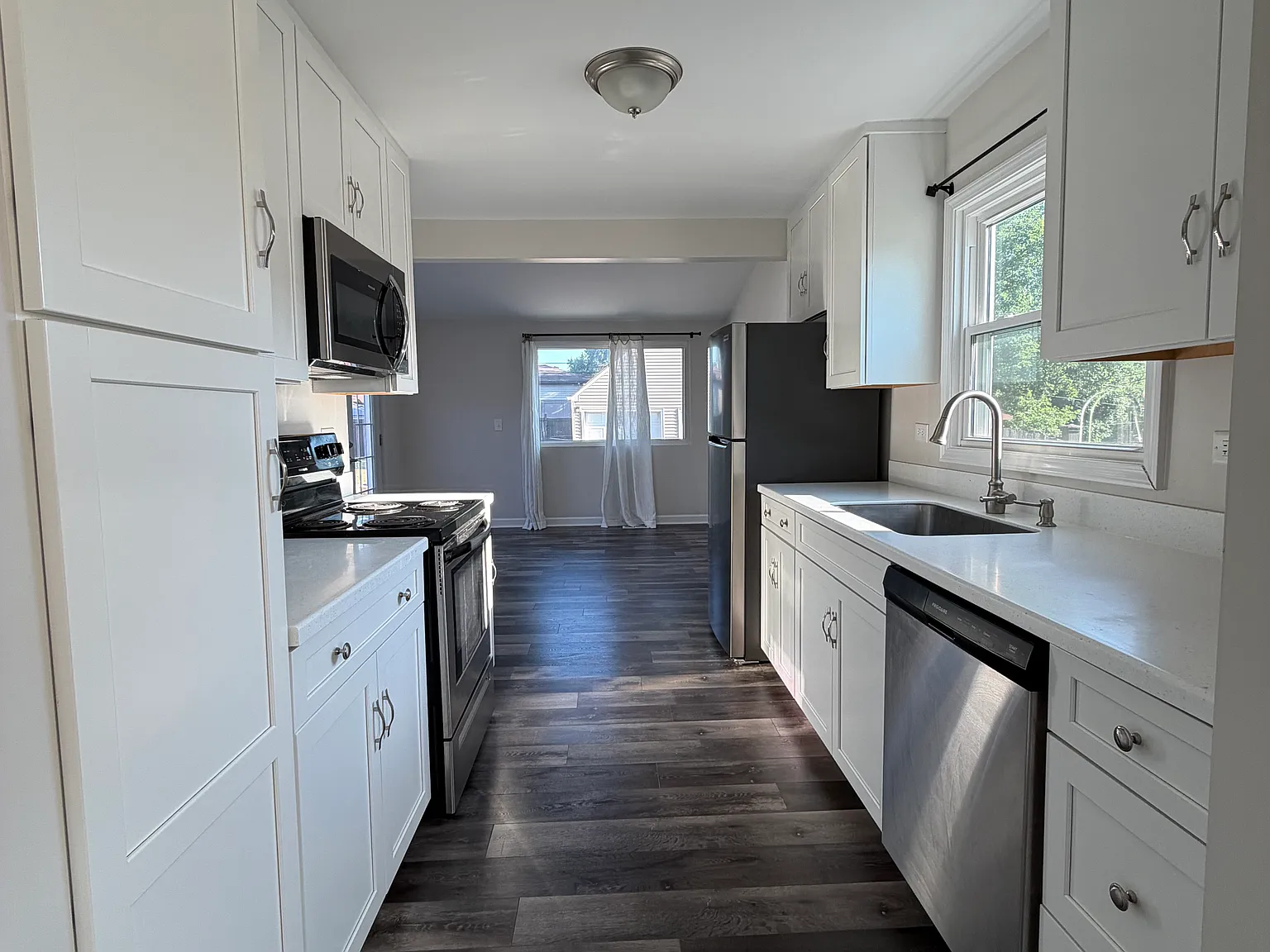 3 bed, 1008 sqft, $2,900 — Photo 4