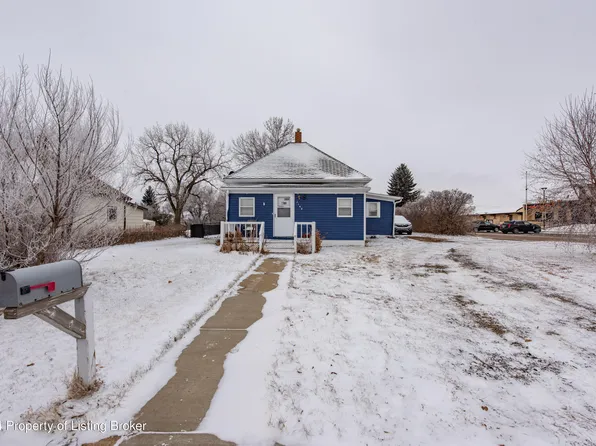 1142 McKenzie St, New England, ND 58647