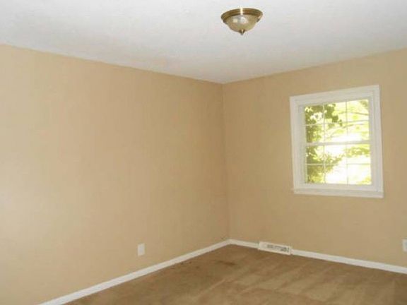4th image of 914 Surry Dr