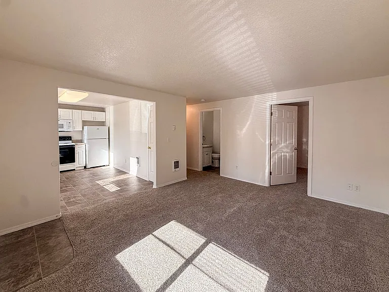 465 E Ellendale Ave — Photo 4
