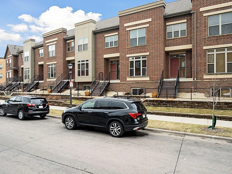 741 Victoria St S — Photo 17