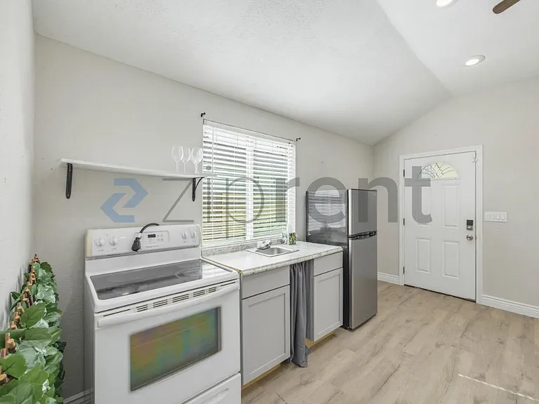 518 E King St — Photo 34