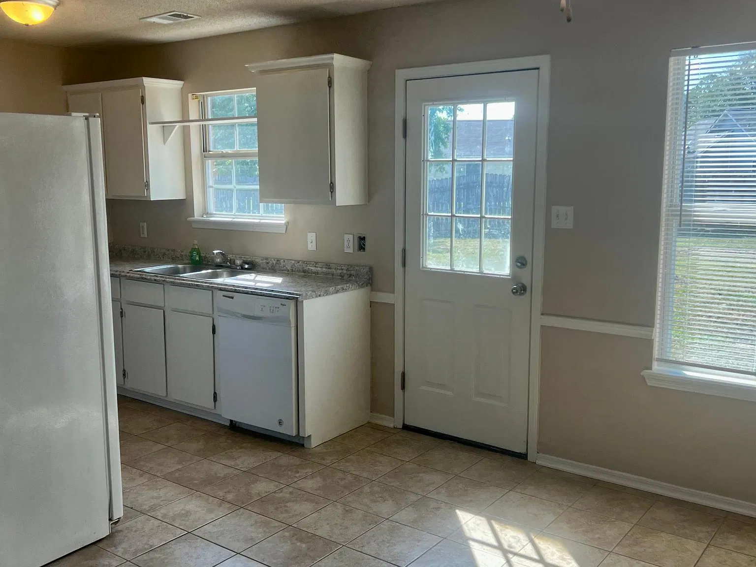 4 bed, 1.5 bath, 1074 sqft, $1,400 — Photo 3