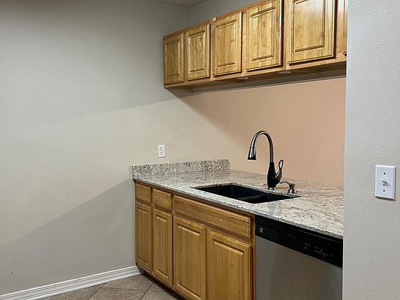 3rd image of 874 Dunwoody Pl