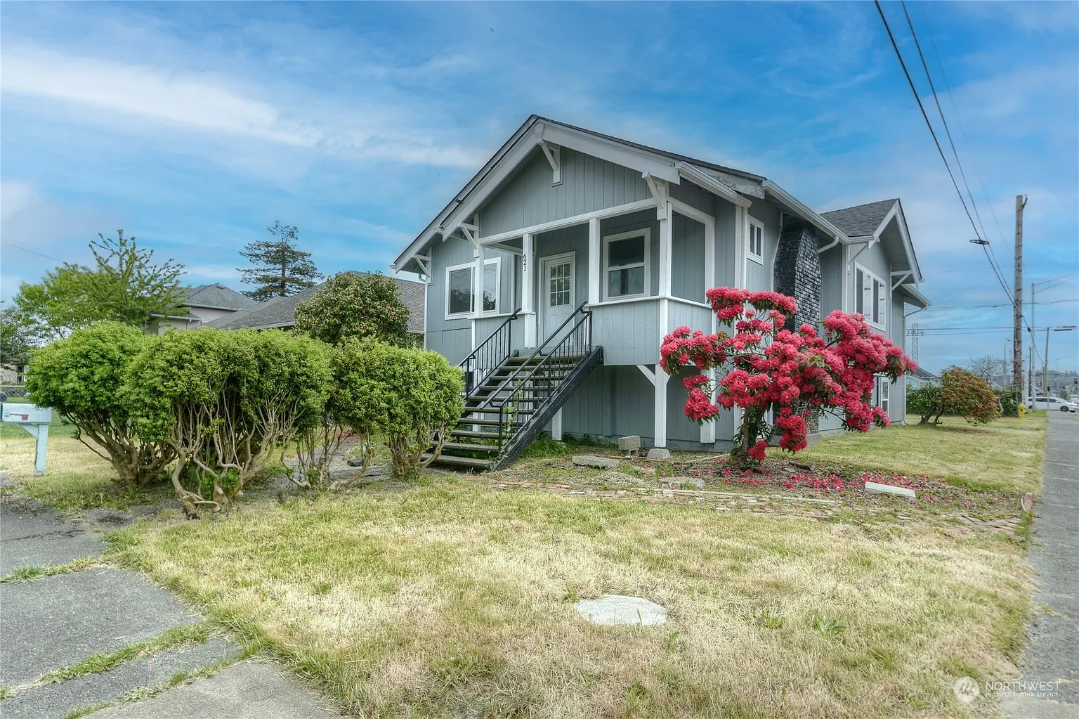 621 W 2nd Street photo 1