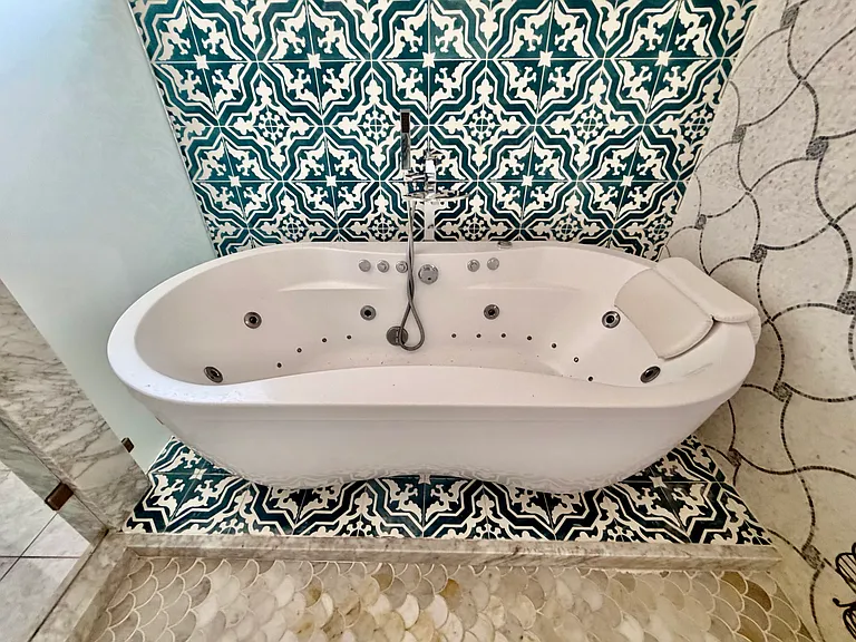 Master suite Jacuzzi Tub with multiple mode jets, water fountain faucet and aroma therapy mode