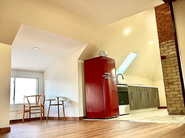 2207 Montclair St — Photo 1