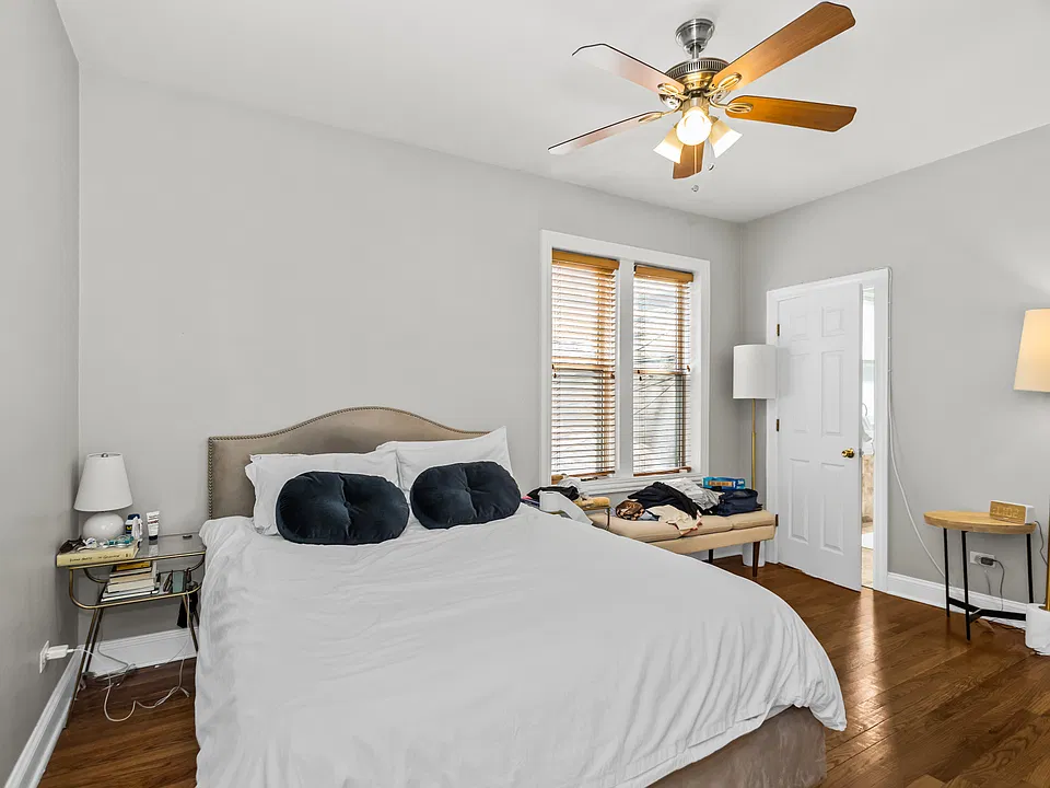 Main bedroom en suite with walk in closet