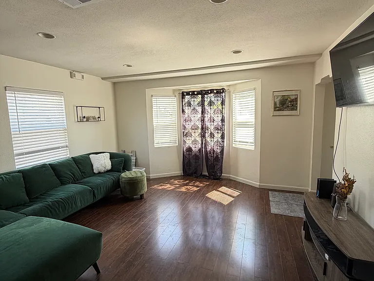 3266 Acacia Ave — Photo 4