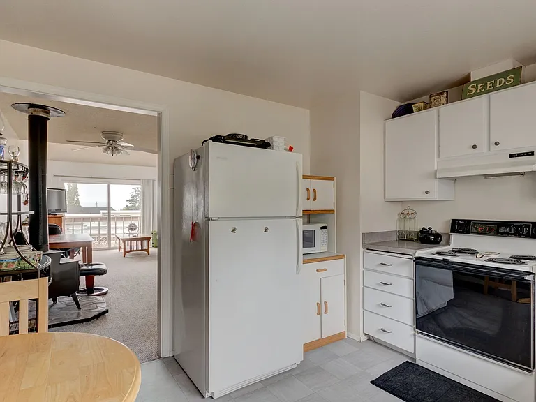 905 NE Lindsay St — Photo 3