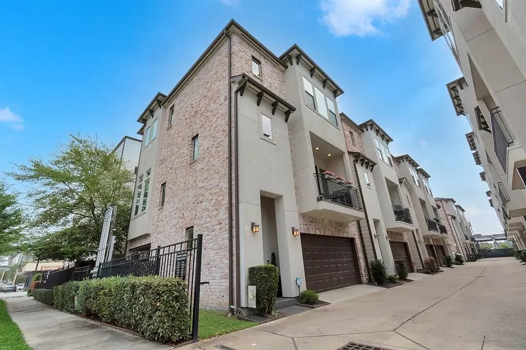 3 bed, 2110 sqft, $3,300 — Photo 1