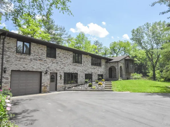 1800 Eager Rd, Howell, MI 48855