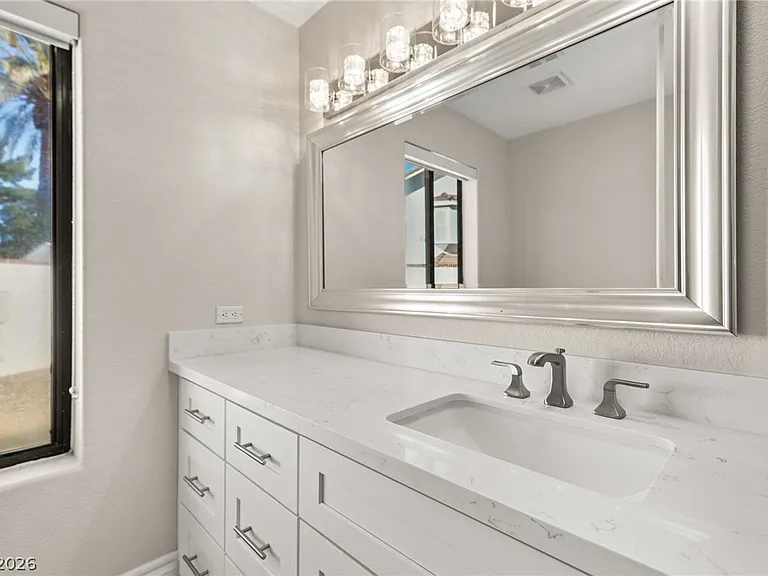 13 Dovetail Cir — Photo 43