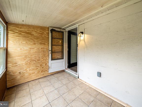 3rd image of 5904 Cloverleaf Dr